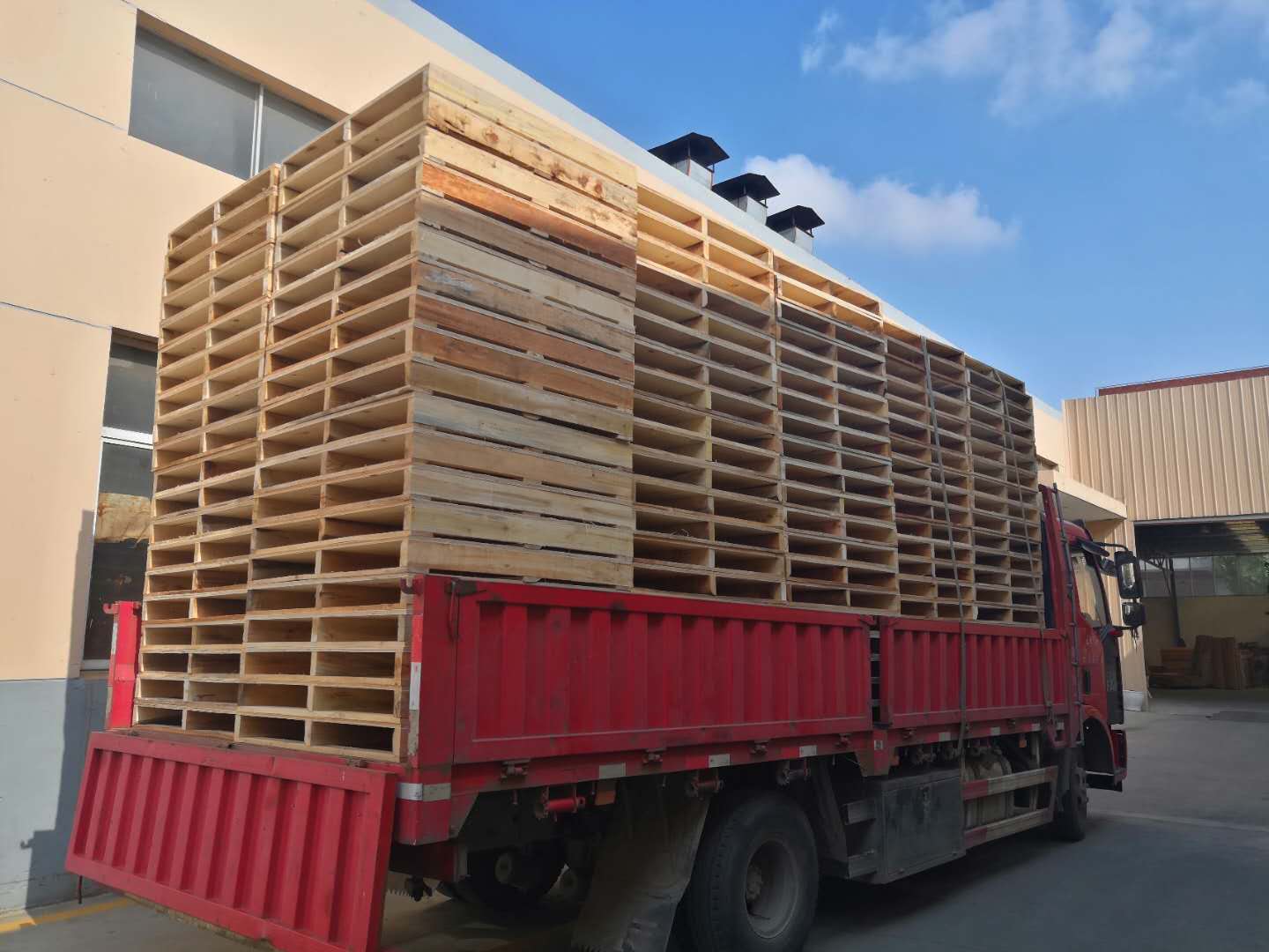 定制木托盤時(shí),如何避免與生產(chǎn)廠家發(fā)生尺寸不匹配等問題?